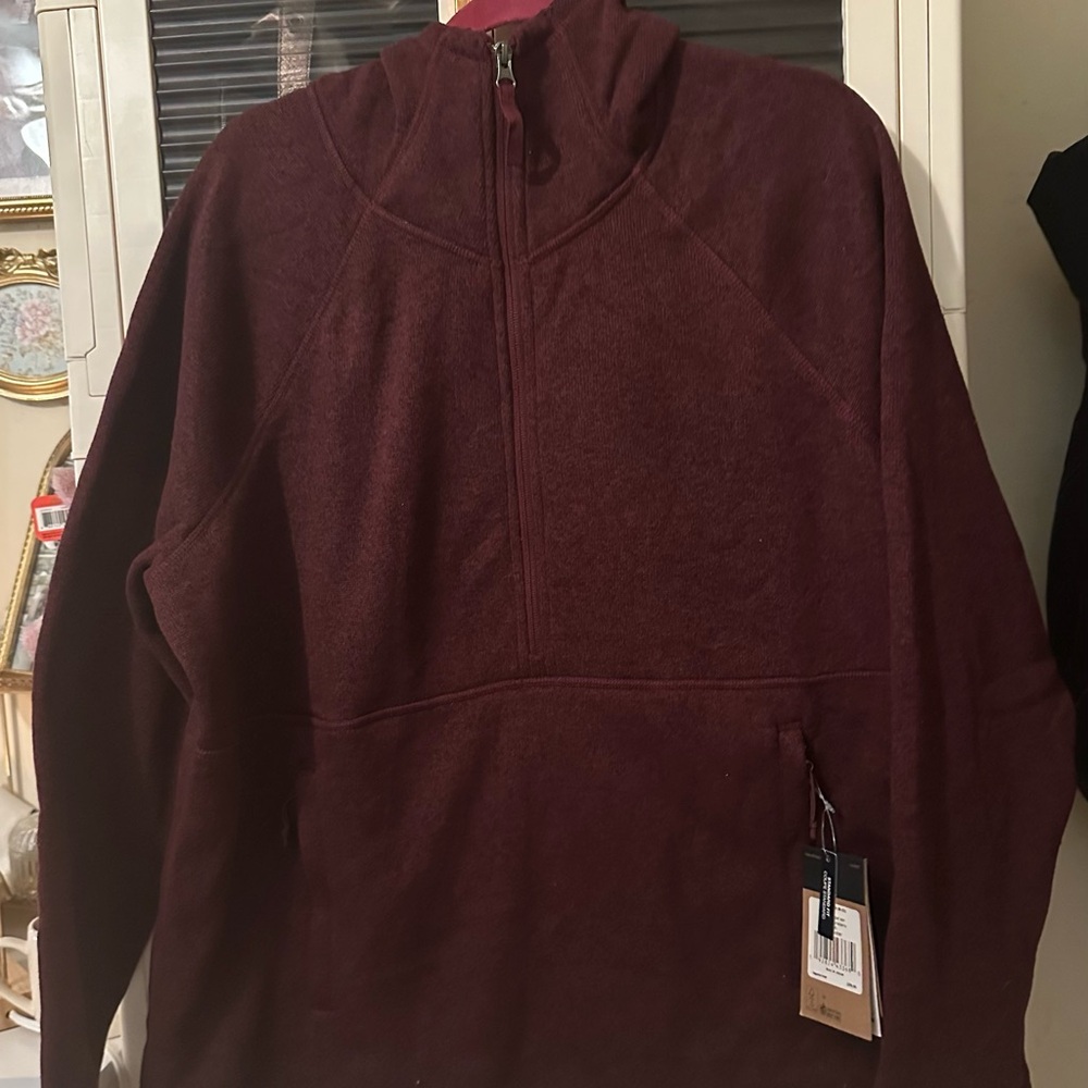 The NorthFace women’s crescent hooded pullover fleece in maroon